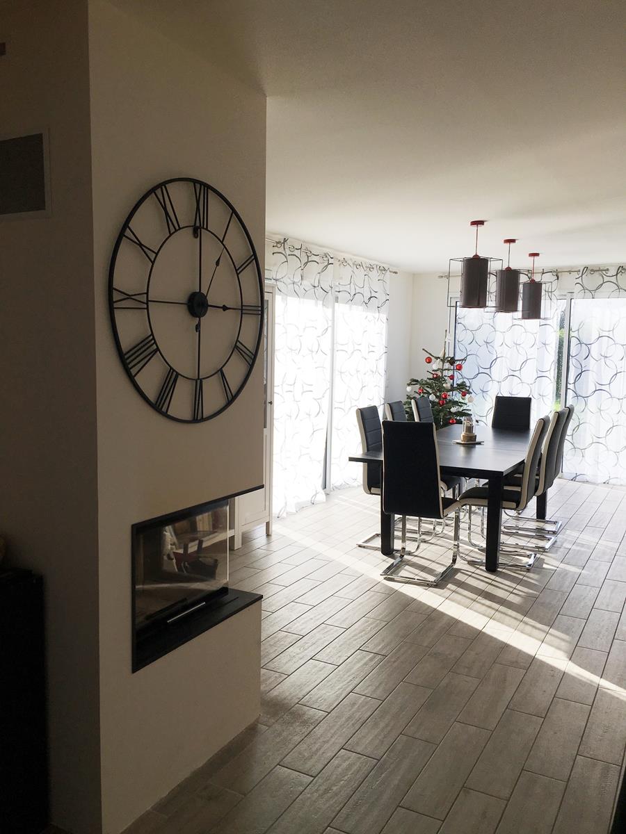 Installation d'une cheminée avec un foyer AR2LE0, offrant une vue panoramique sur les flammes.